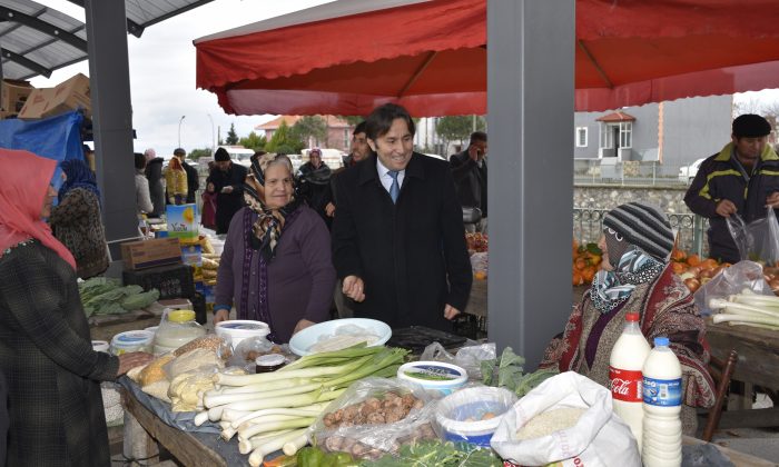 Belediye Başkanı Hüseyin Kıyma pazar esnafını ziyaret etti