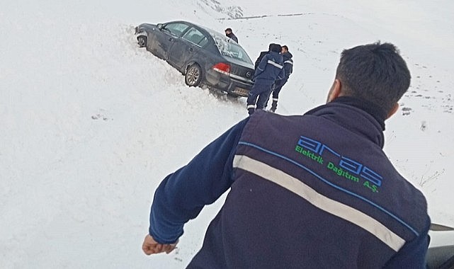 Yolda kalan vatandaşın imdadına ArasEdaş ekipleri yetişti