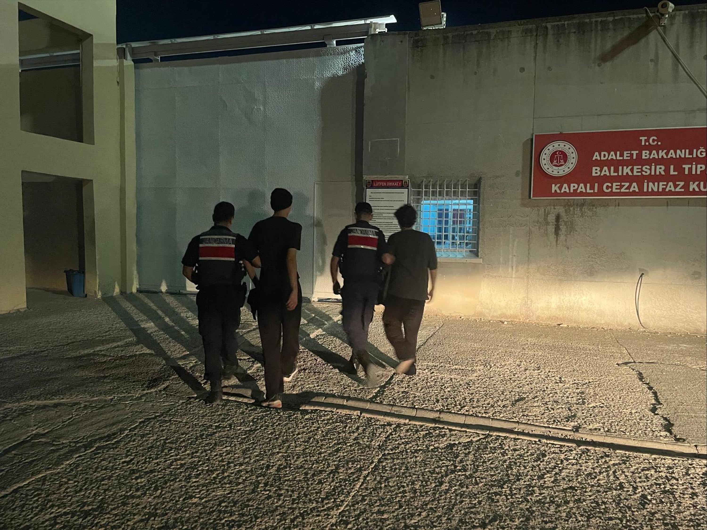 ‘JANDARMAYIZ DIYEREK BIR CIFTI DOLANDIR 889725 264299