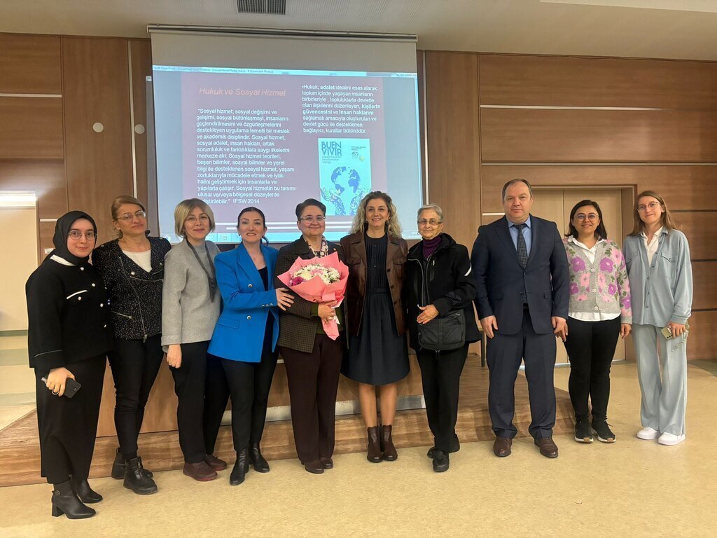 ‘Kadinlar Gununde Noktalari Birlestirmek Sosyal Hizmet Kadin ve Hukuk Adli Konferans Duzenlendi